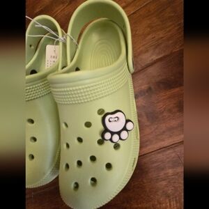 Adults Green Clog Shoes. Very Comfortable. Fits Like a 6.5 to 7